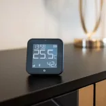 Shelly BLU H&T Display ZB – Hőmérséklet, pára és fény szenzor, e-papír kijelzővel,  Zigbee, Bluetooth, fekete