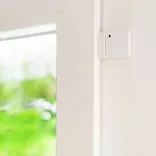 Shelly BLU Door/Window ZB – ajtó/ablaknyitás és dőlésszög érzékelő, fényszenzorral, Bluetooth, Zigbee, fehér