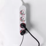 Shelly Power Strip 4 Gen4 –  okos konnektor elosztó négy aljzattal, fogyasztásmérős, Wi-Fi, Zigbee, Matter, fehér 